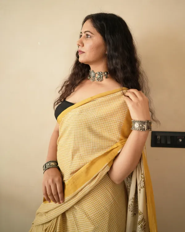Mustard_Cotton_Checks_Printed_Mul_Saree_With_Tassels_For_Women